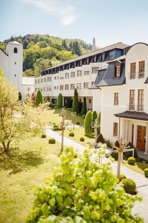 Kloster St. Josef Neumarkt in der Oberpfalz Exterior foto