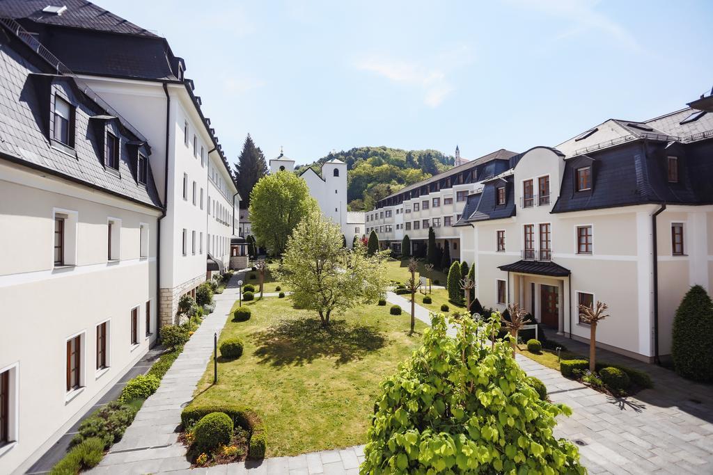 Kloster St. Josef Neumarkt in der Oberpfalz Exterior foto